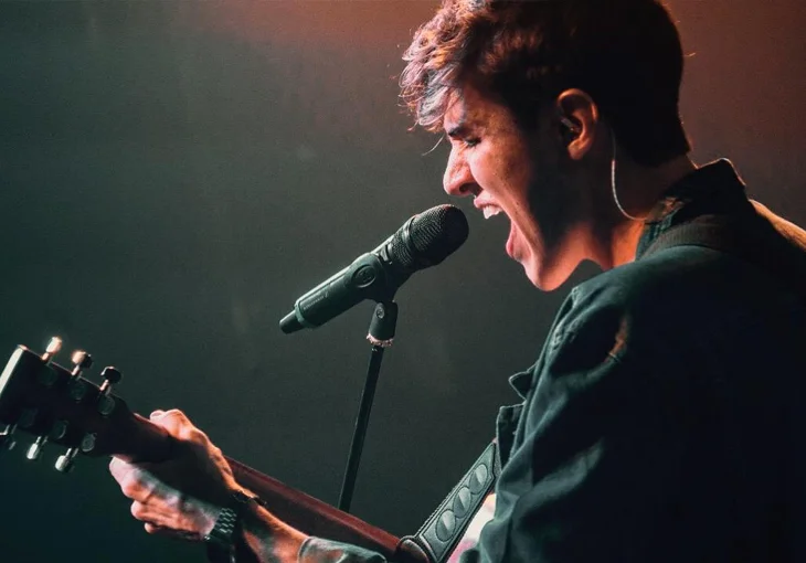 Em live, cantor e ator Murilo Bispo vai homenagear o John Mayer