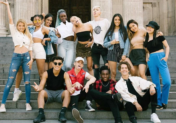 Com os 15 membros e cada um em sua casa, Now United lança clipe de ‘By My Side’