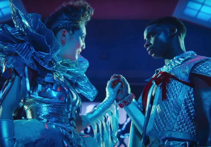 Agora você pode assistir ao musical completo de ‘Romeu e Julieta’ que fizeram em ‘Sex Education’!