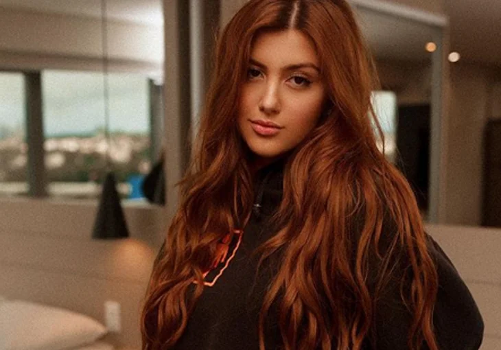 Sofia Oliveira está toda apaixonada em sua nova música. Vem ouvir!