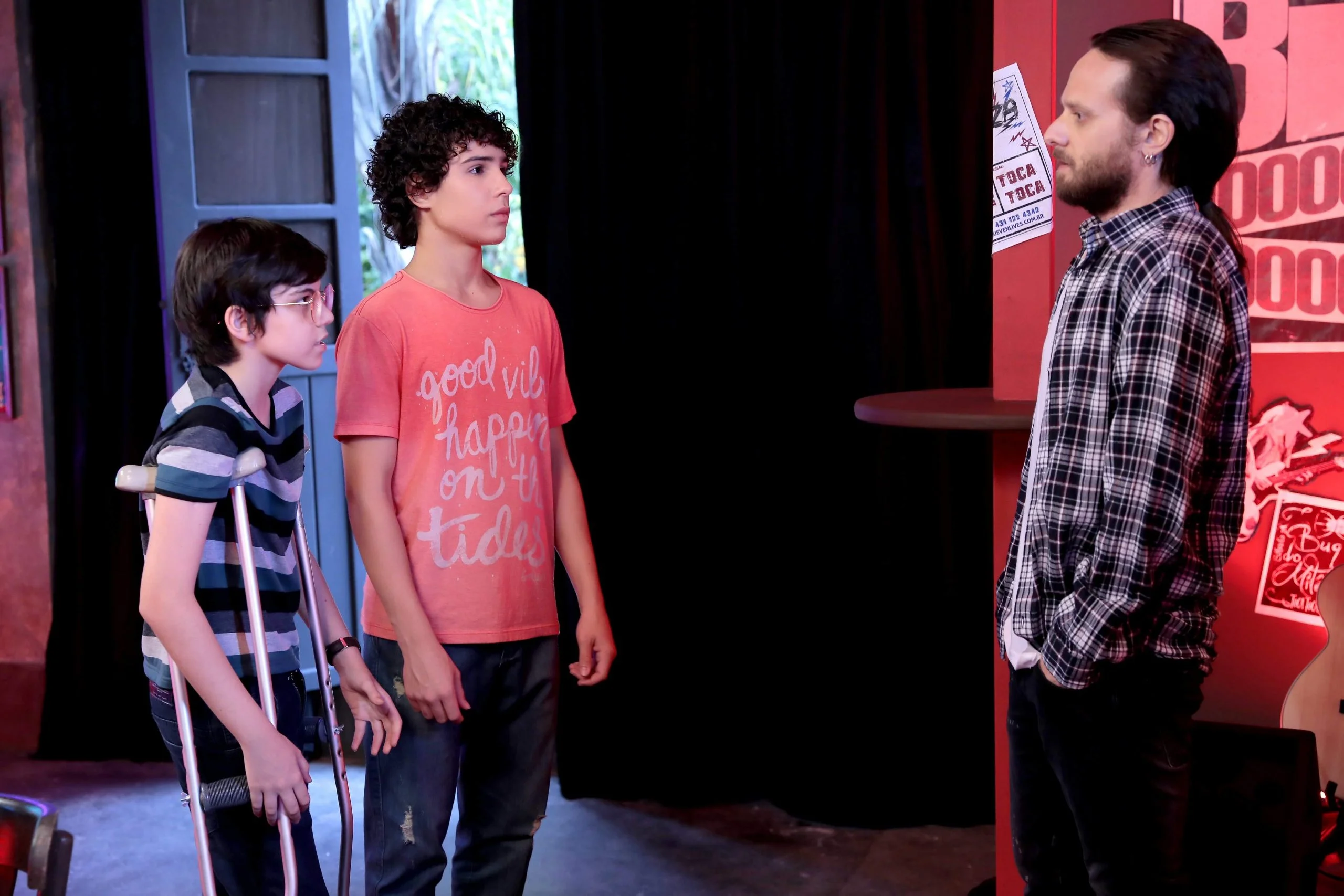 João e Bento aparecem no ensaio da suposta banda de Cássio em ‘Poliana’ desta quarta (6)