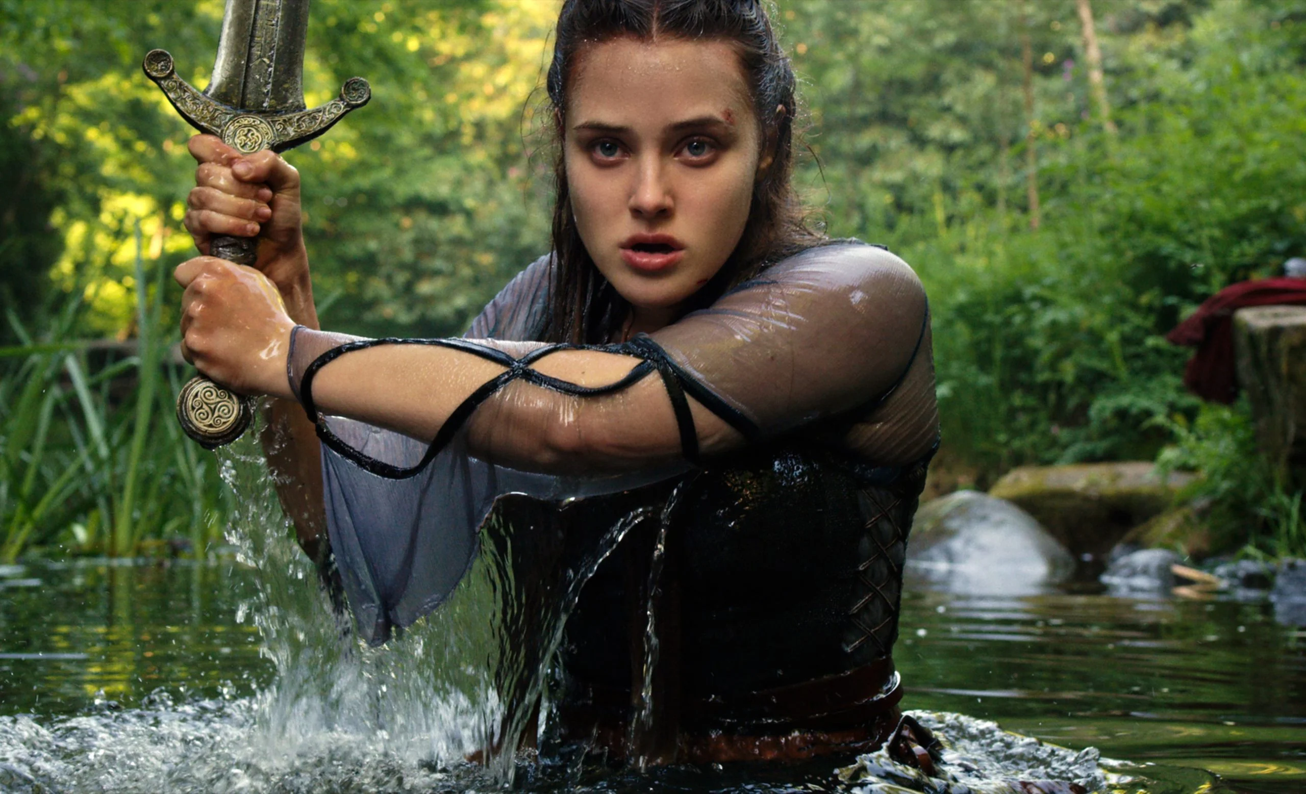 Katherine Langford estrela nova série da Netflix baseada na lenda do Rei Arthur