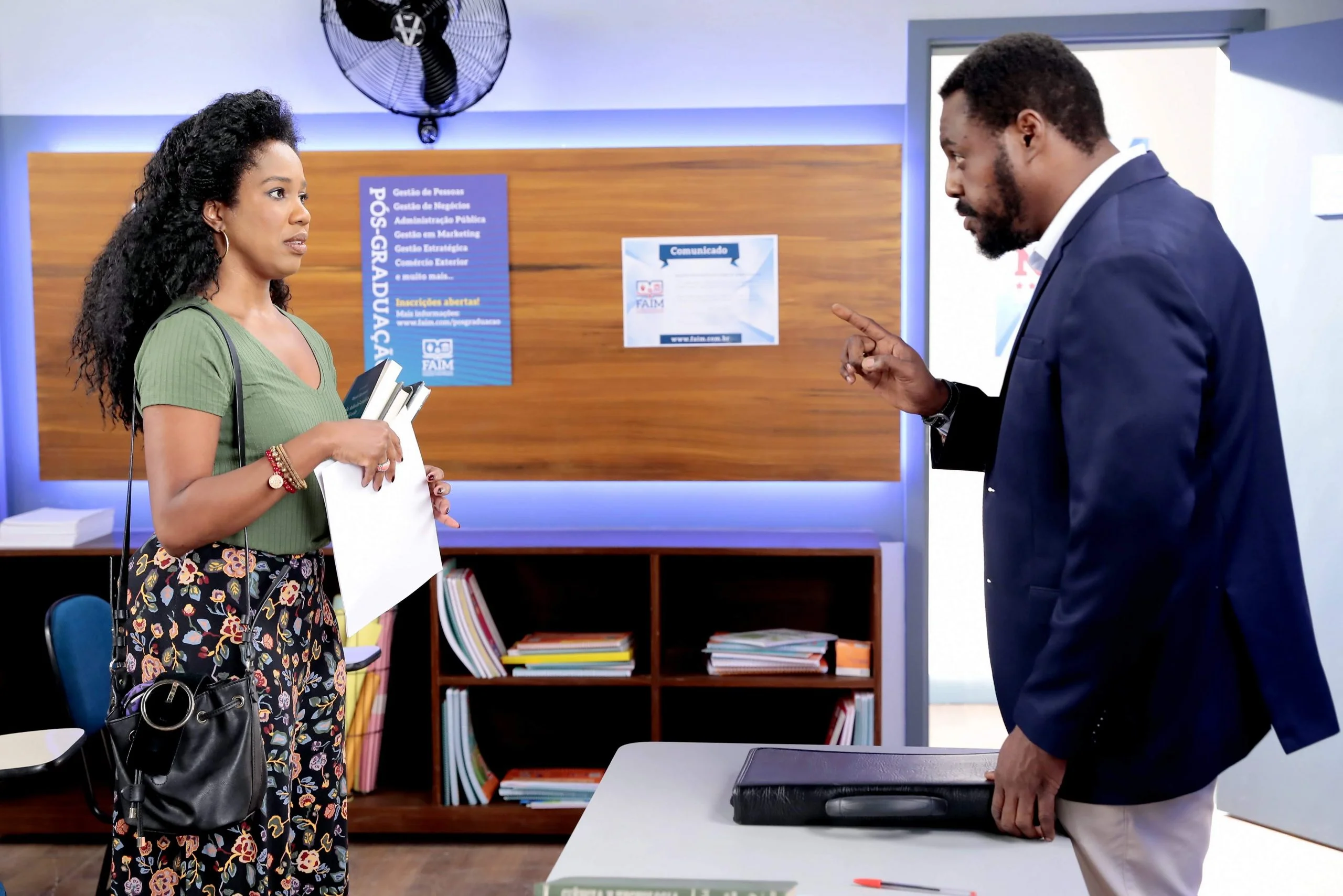 Gleyce se atrasa para a aula e tenta conversar com o professor em ‘Poliana’ desta quinta (14)