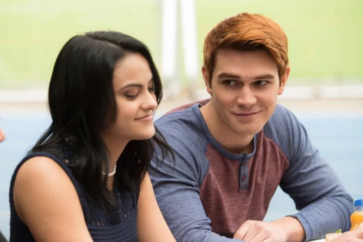 Cami Mendes conta como se sentiu ao descobrir a traição de Archie e Betty em ‘Riverdale’