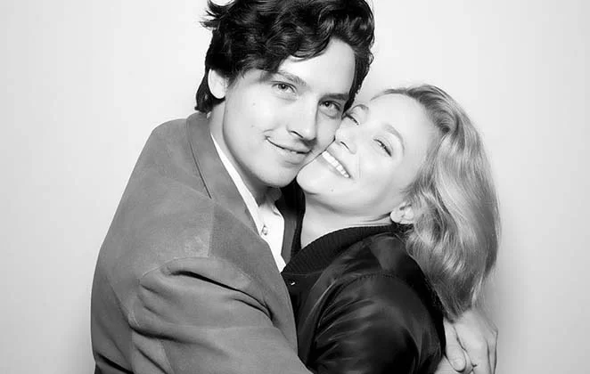Será? Ator de ‘Riverdale’ sugere término de Cole Sprouse e Lili Reinhart