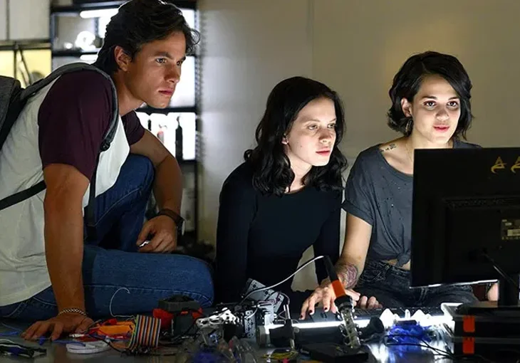 ‘Control Z’: Nova série da Netflix tem hacker divulgando segredos de alunos!