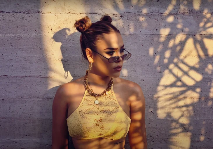 Danna Paola está aproveitando o verão no clipe de ‘Sola’