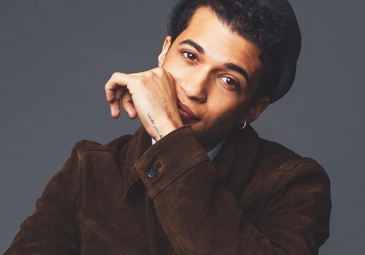Com clipe bem intimista, Jordan Fisher lança ‘Walking On The Ceiling’