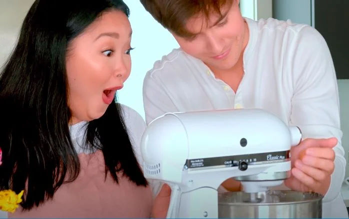 Em novo vídeo, Lana Condor e seu boy fazem pão de queijo e se arriscam no português!