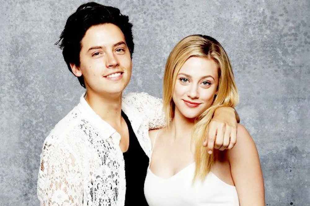 Parece que o término de Cole Sprouse e Lili Reinhart foi confirmado!