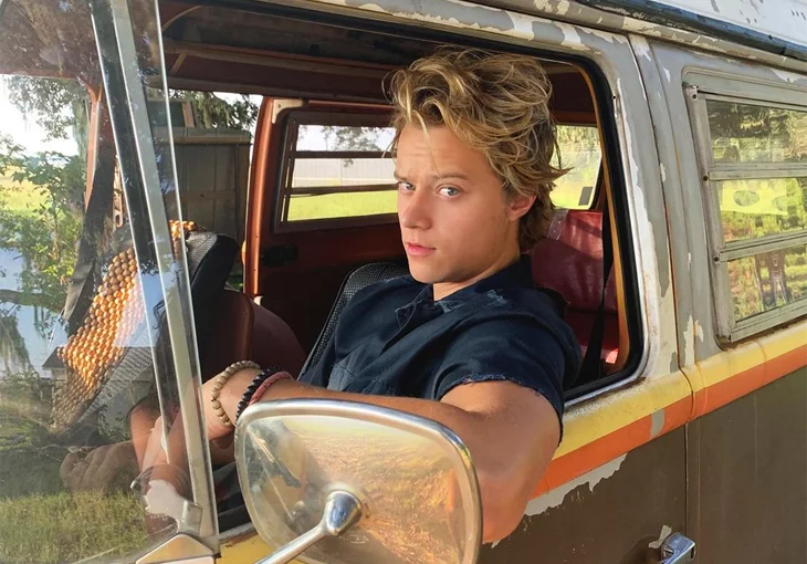 ‘Outer Banks’: Rudy Pankow fala sobre relação de JJ com seu pai na segunda temporada