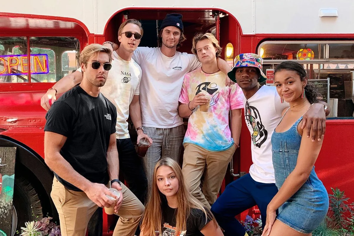 Precisando de motivos para maratonar ‘Outer Banks’? O elenco te ajuda com isso