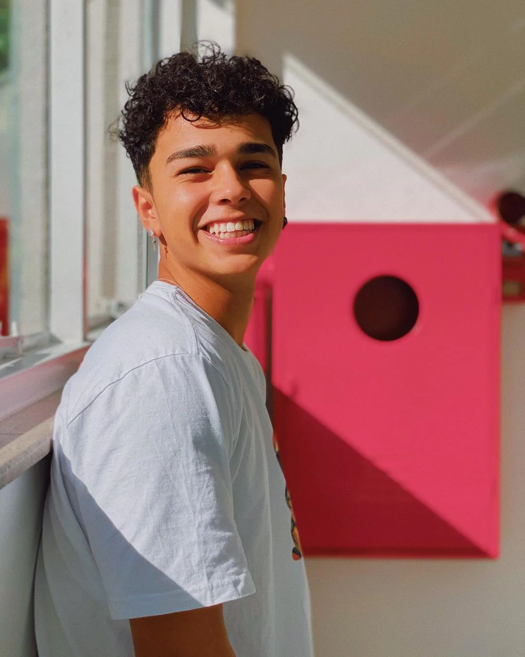 Pepê Barbosa se joga na zoeira e recria fotos de sua amigas