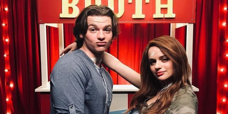TikTokers por um dia: Joey King e Joel Courtney são desafiados a fazer dancinha em entrevista