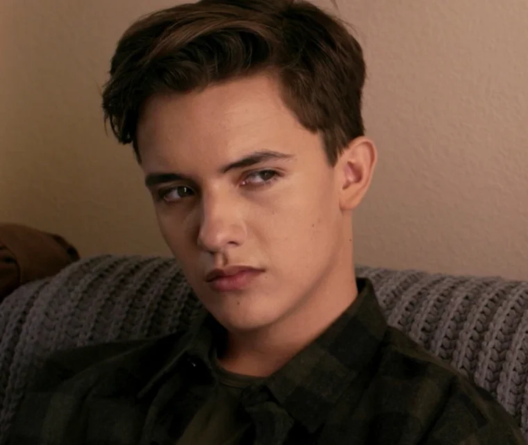 Pirataria faz com que filme de Noah Urrea fique indisponível no Brasil