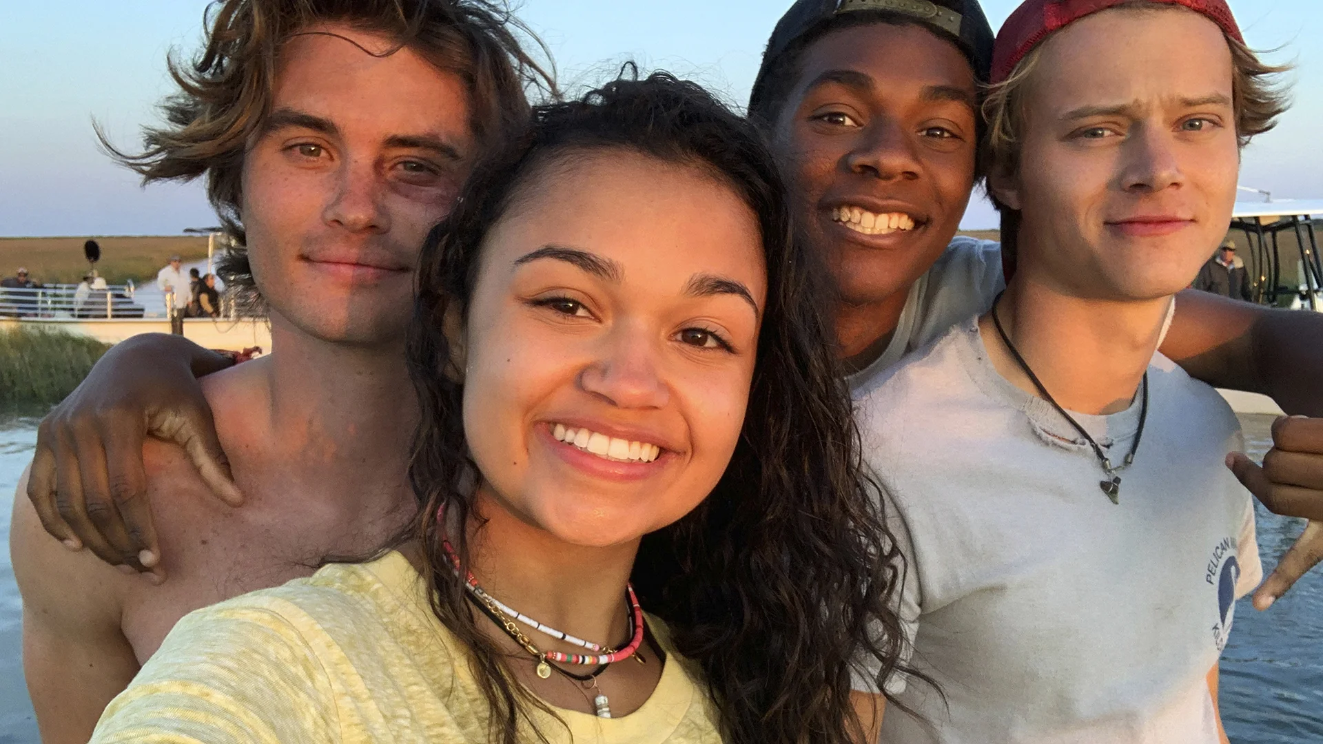 Elenco de ‘Outer Banks’ se diverte regravando falas da série! Vem ver