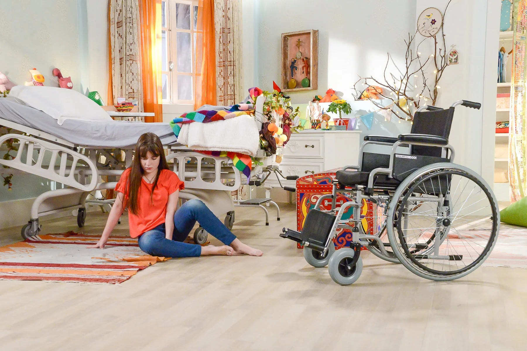 Poliana tenta sair da cama sozinha e cai em ‘Poliana’ desta quinta (25)