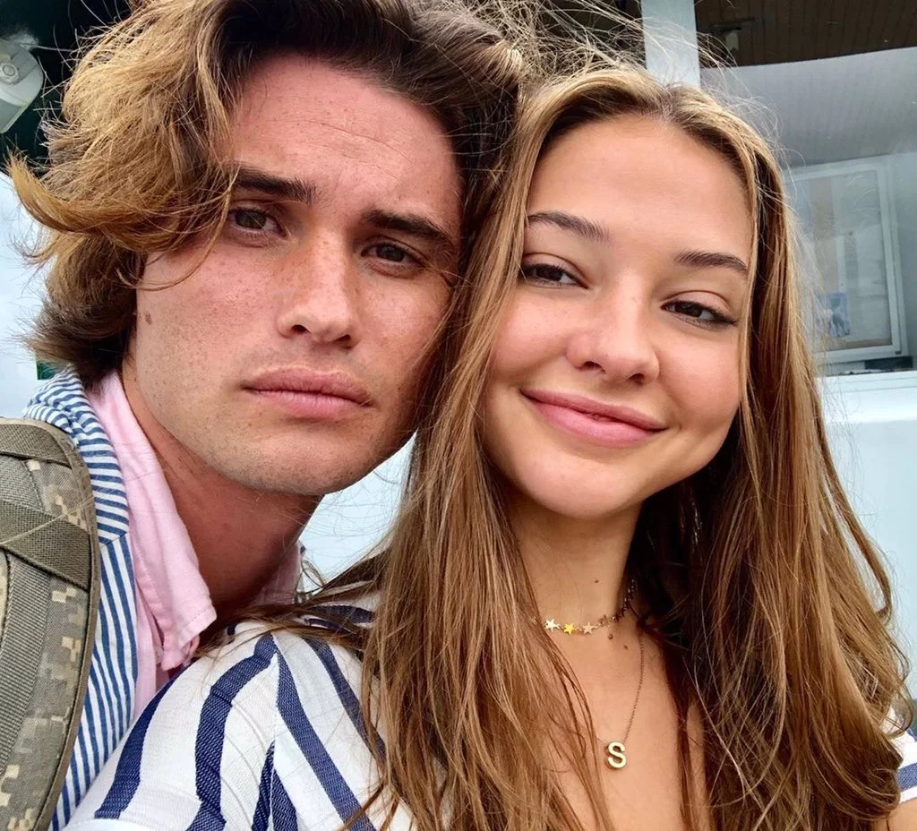 Chase Stokes e Madelyn Cline contam como decidiram tornar o namoro público