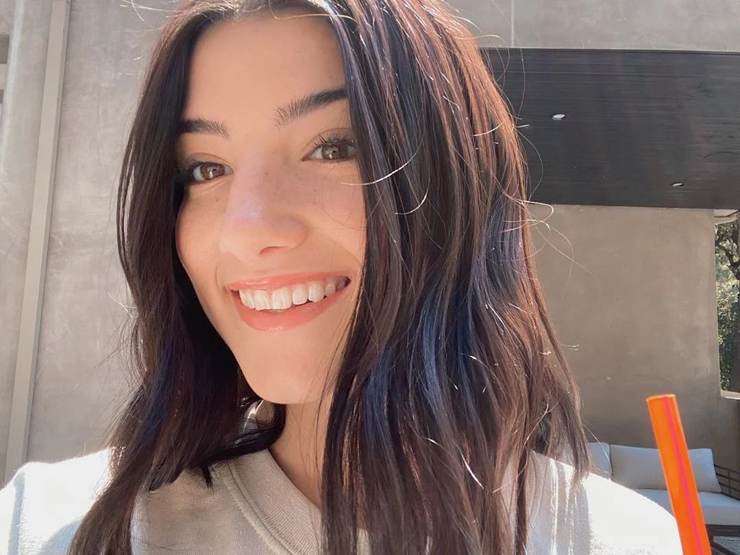 Charli D’Amélio revela sua fórmula secreta para bombar no TikTok