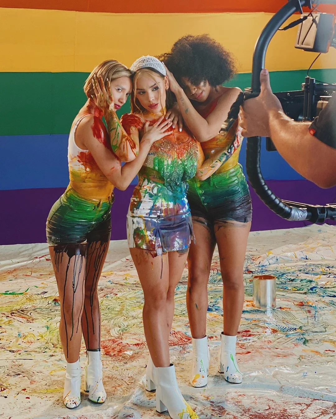 Danna Paola enaltece todas as formas de amor no clipe de ‘TQ Y YA’