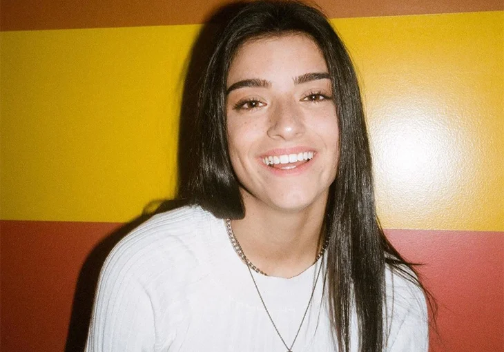 Sempre quis saber como é o quarto da Dixie D’Amelio? Então vem ver esse tour!