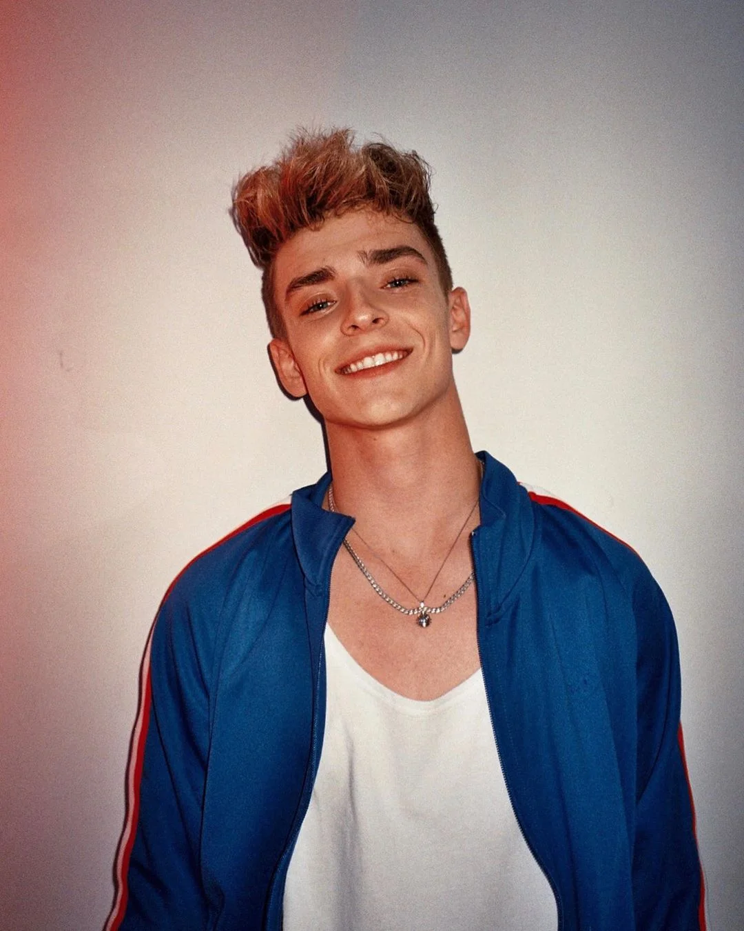 Existe um motivo muito bonito para Josh sempre dobrar a manga da camiseta! Entenda