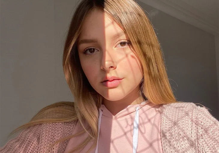 ‘Fica Comigo’: Vem ver o novo clipe da Laura Schadeck!