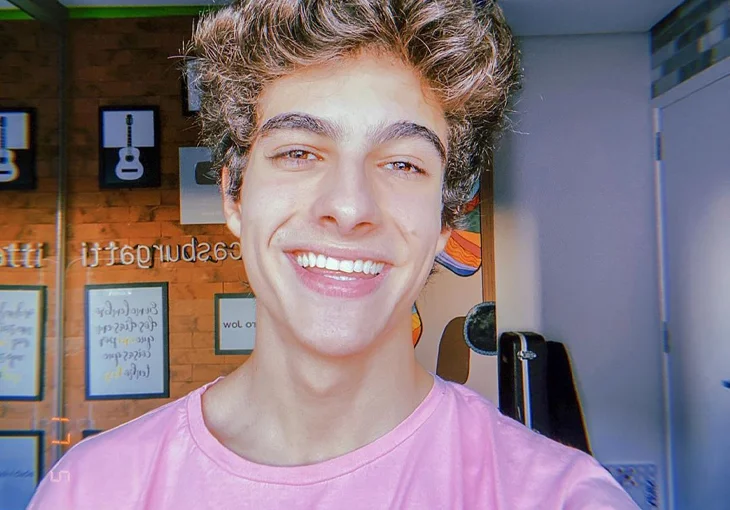 Lucas Burgatti vai fazer uma live especial no seu aniversário!