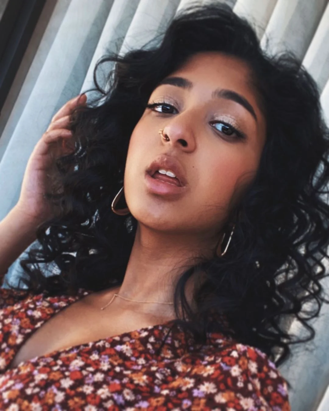 Maitreyi Ramakrishnan fala de representatividade em séries: “Ainda temos muito trabalho a fazer”