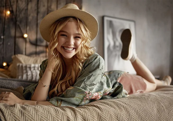 Sofya Plotnikova surpreende e muda radicalmente a cor do cabelo!