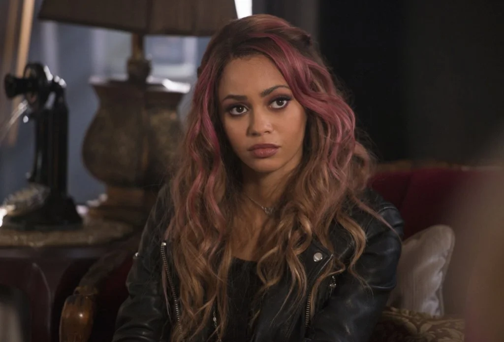 Vanessa Morgan pode ser a nova Batwoman! Vem entender