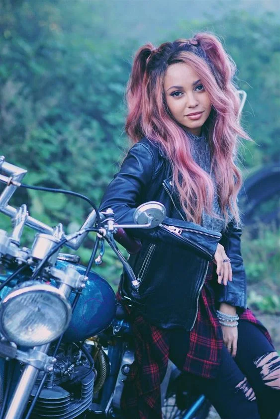 ‘Nós iremos fazer melhor’, diz criador de ‘Riverdale’ após acusações de Vanessa Morgan