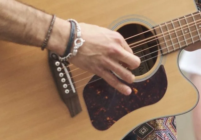 ‘A Barraca do Beijo 2’: Taylor Zakhar Perez aprendeu a tocar violão e dançar para viver Marco!