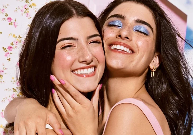 Vem conhecer a coleção de make da Charli e Dixie D’Amelio!