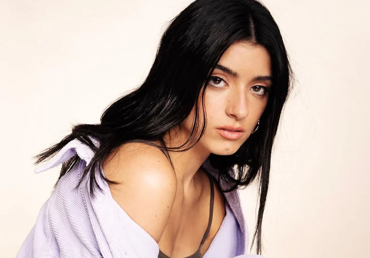 Dixie D’Amelio curte sua própria companhia no clipe de ‘Be Happy’