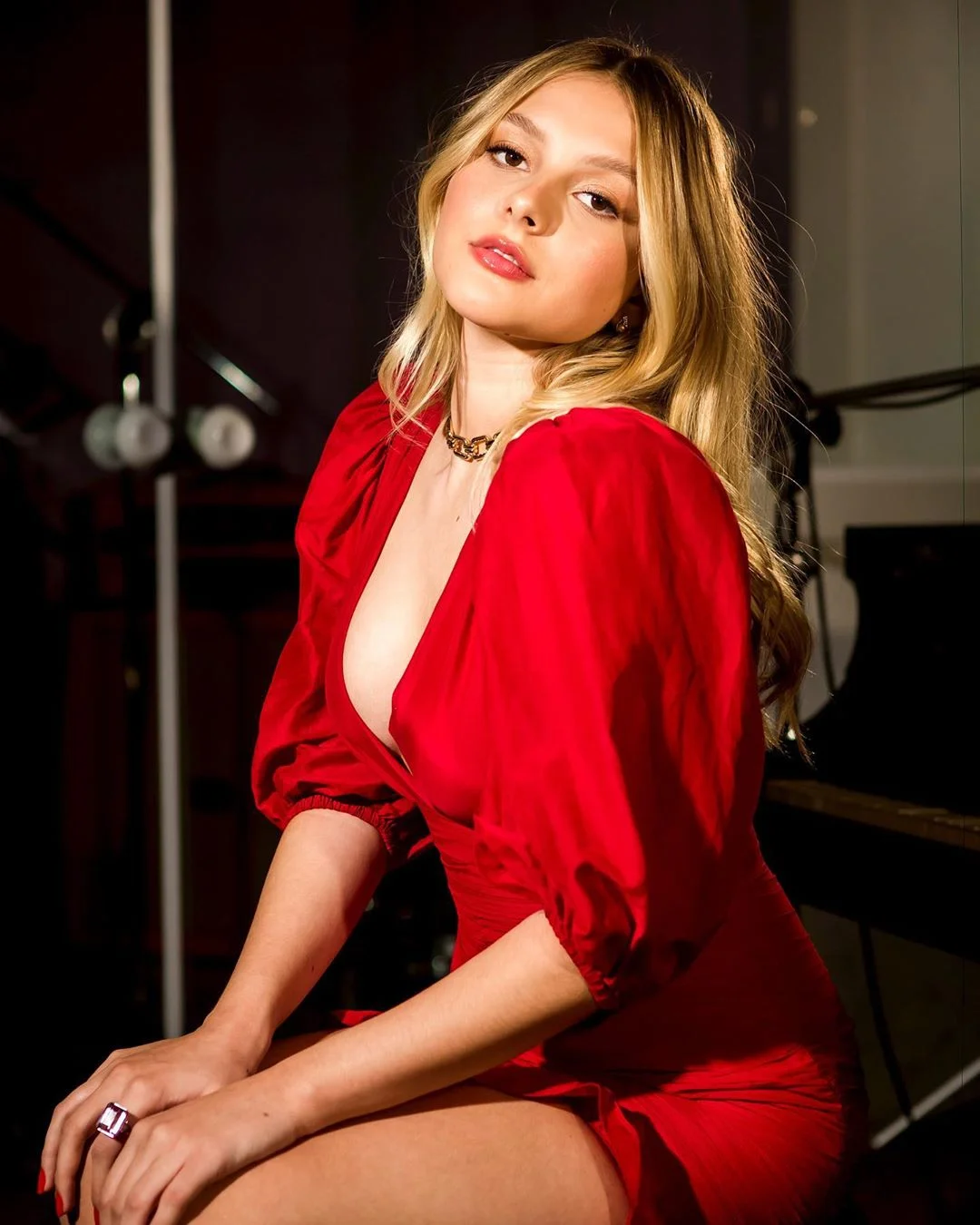 Com clipe e live especial, Laura Schadeck lança versão autorizada de ‘Meiga e Abusada’!