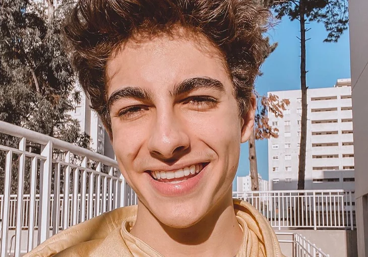 ‘Nas Estrelas’: Saiba tudo sobre a nova música do Lucas Burgatti!