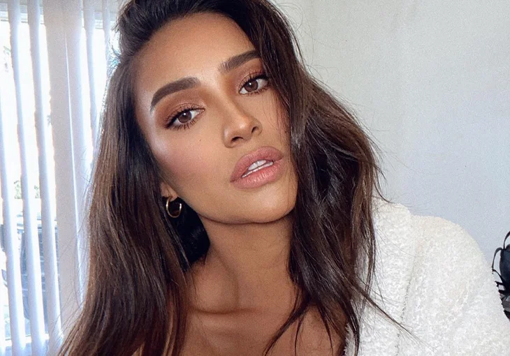 Em TikTok, Shay Mitchell recria sua personagem de ‘PLL’, ‘You’ e outros!