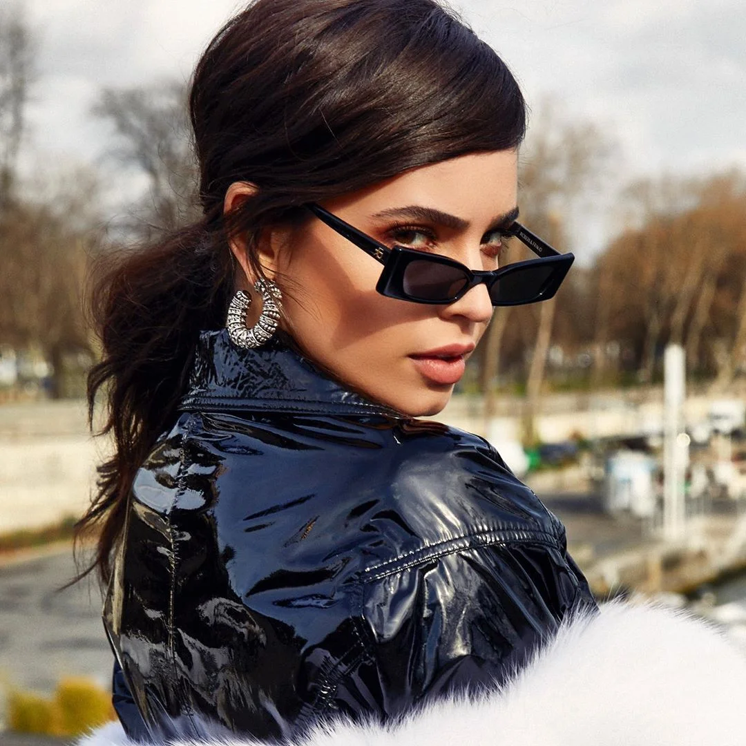Sofia Carson sofre por amor em Paris no clipe de ‘Miss U More Than U Know’
