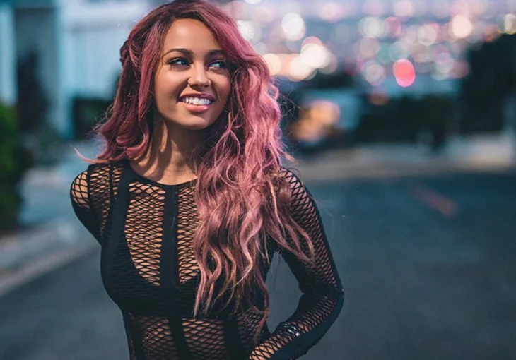 Vanessa Morgan vai ser mamãe! Vem conferir o anúncio e o chá revelação do sexo do bebê