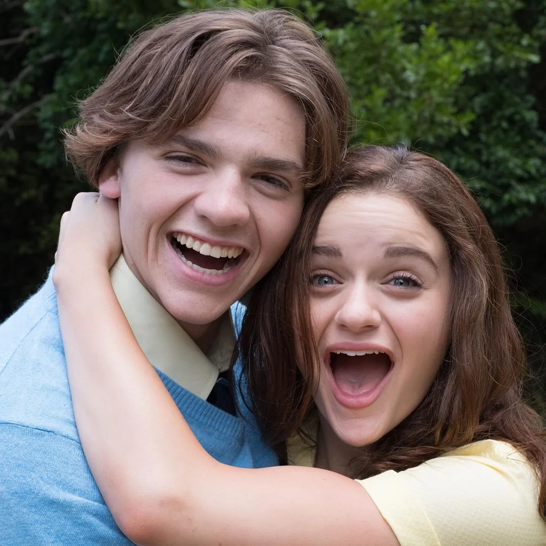 Almofada da Elle? Caneca do Noah? Netflix lança produtos oficiais de ‘A Barraca do Beijo’!