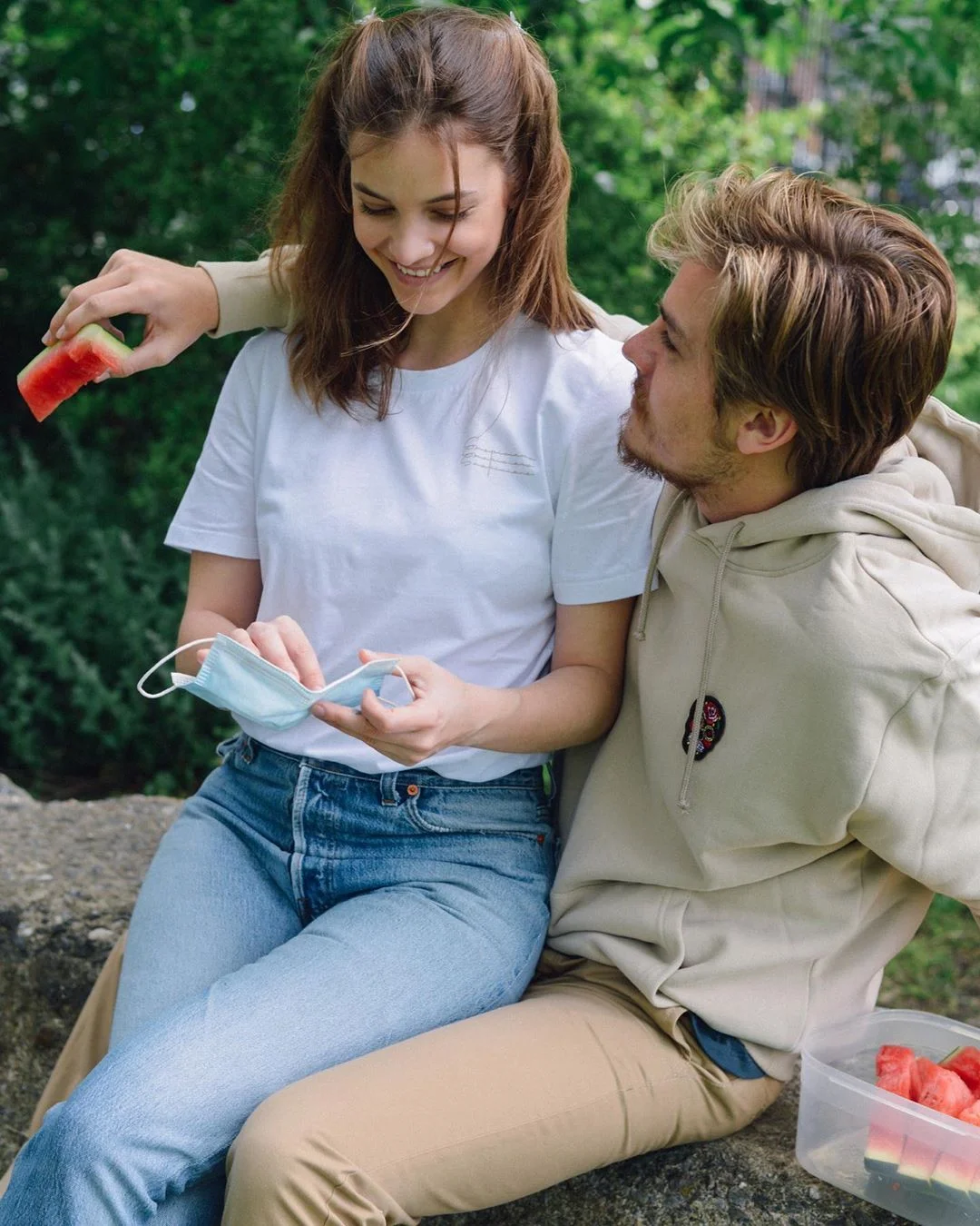 Série de Dylan Sprouse e Barbara Palvin sobre o amor do casal é a coisa mais fofa que você verá hoje!