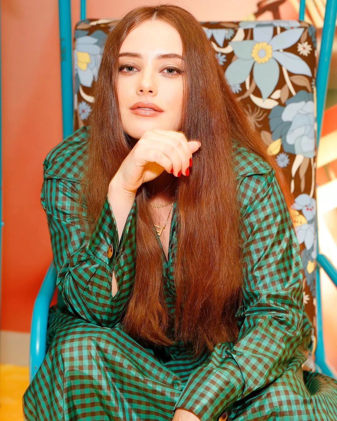 Risadas, romance e muito sangue! Vem assistir o trailer do novo filme de Katherine Langford