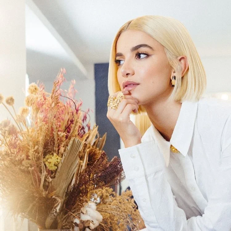 O que está acontecendo? Manu Gavassi surge loira e cheia de mistérios nas redes sociais