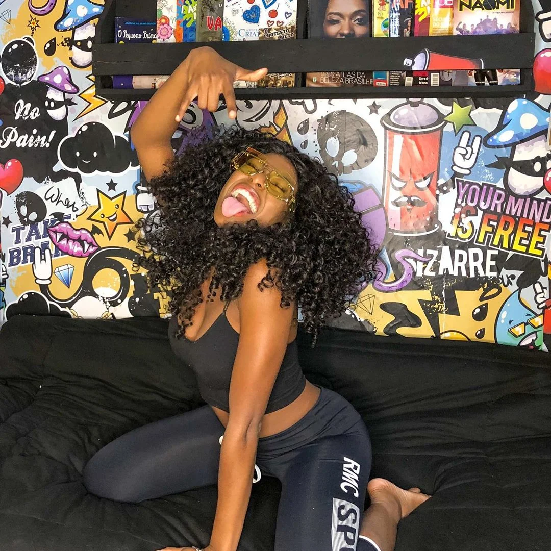 ‘Meto Marcha’: MC Soffia lança música empoderadora e clipe lindo! Vem assistir