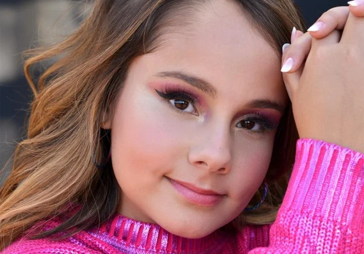 Com clipe colorido e dançante, Sienna lança ‘De Bem Com a Vida’