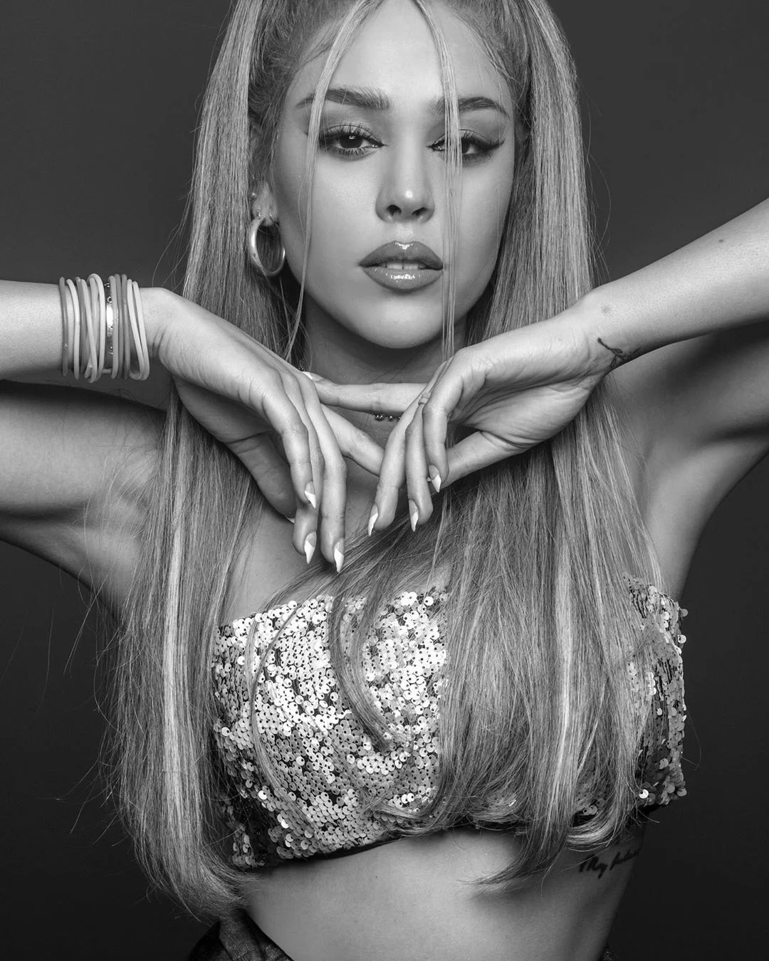 Danna Paola agora tem um jogo inspirado no clipe de ‘No Bailes Sola’! Vem conhecer