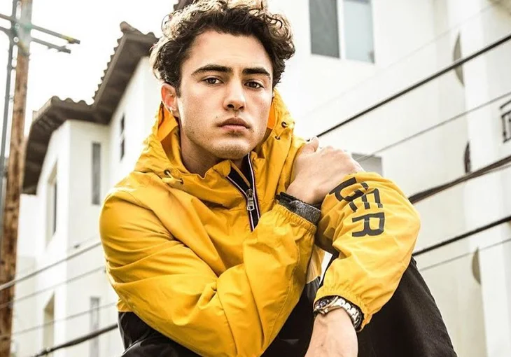 Você precisa ver o trailer do novo filme com o Darren Barnet!