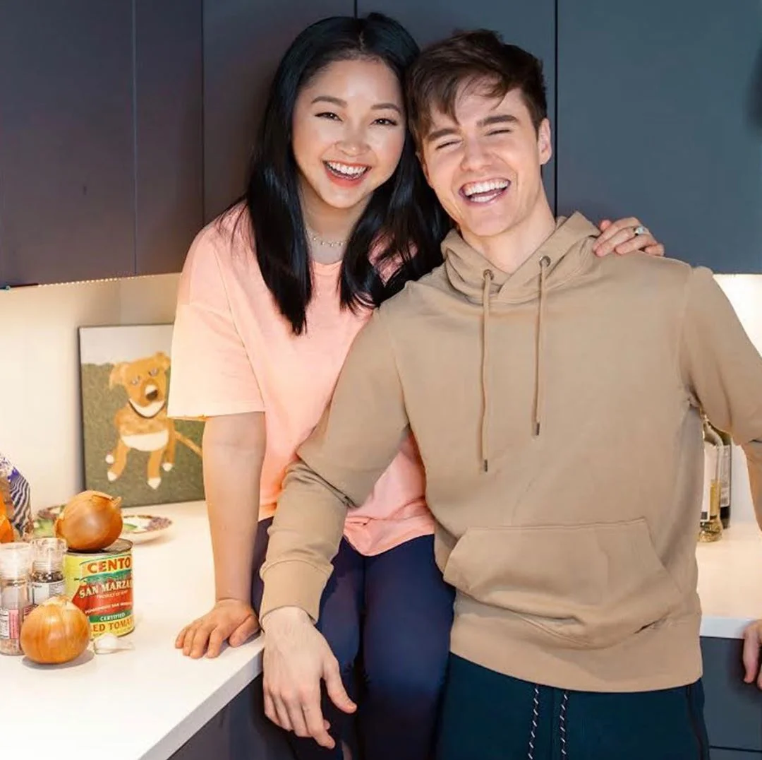 Tente não se apaixonar por Lana Condor e seu boy no clipe caseiro de ‘I Like Me Better’