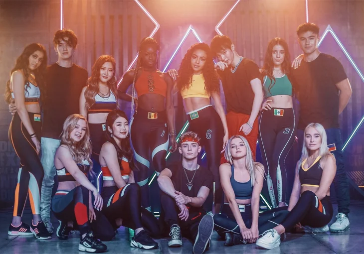 Bem colorido e em pontos turísticos de cada país, Now United lança clipe de ‘Feel It Now’!